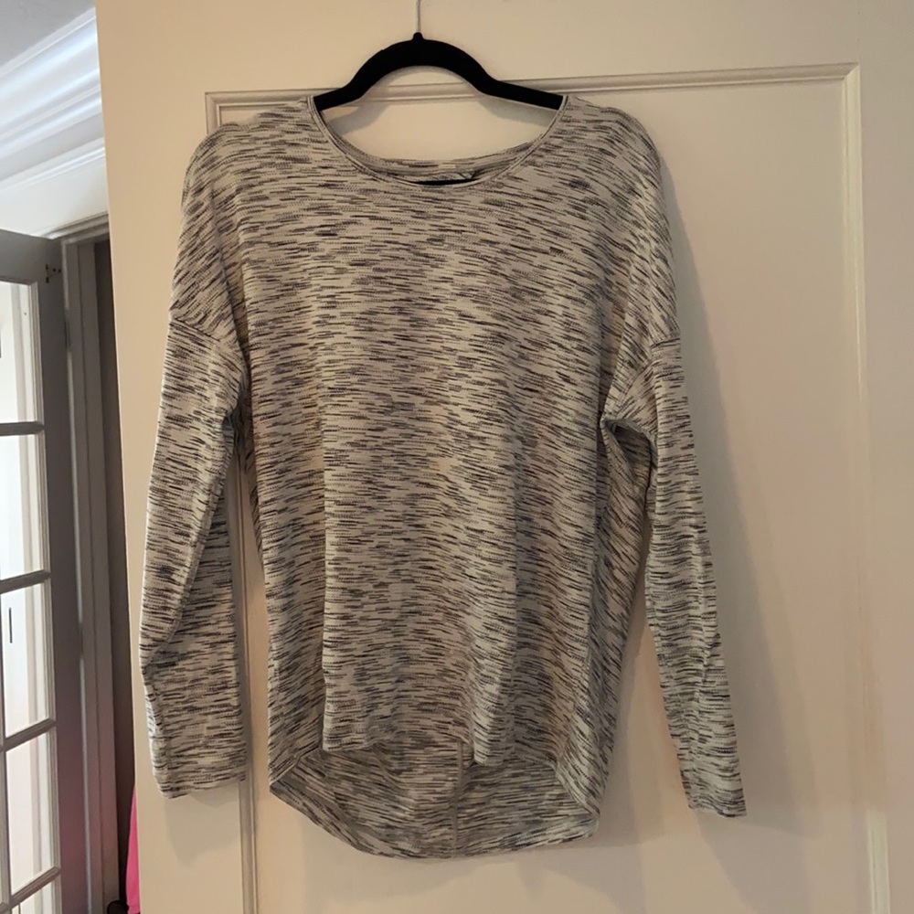 Lululemon top w open back